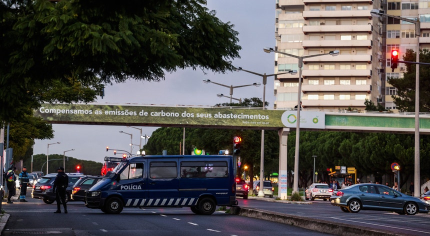 A PSP avançou com medidas de segurança, nomeadamente o corte temporário da circulação na Avenida das Descobertas.
