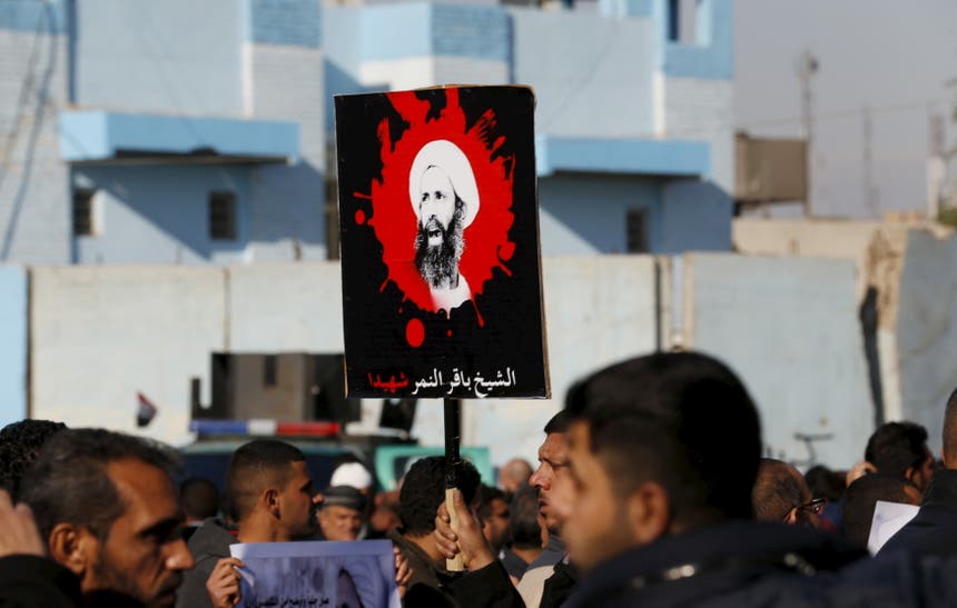 Apoiantes do clérigo xiita Moqtad al-Sadr exigem ao Governo iraquiano que rompa relações com a Arábia Saudita após a execução do clérigo Nimr al-Nimr Foto: Reuters