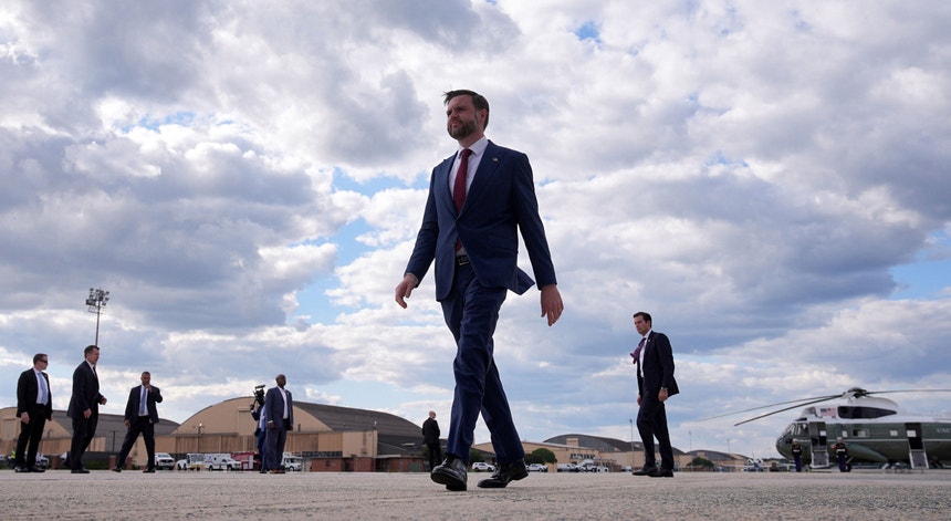 Imagem de JD Vance na Suíça para negociações de paz com Estreito de Ormuz em pano de fundo