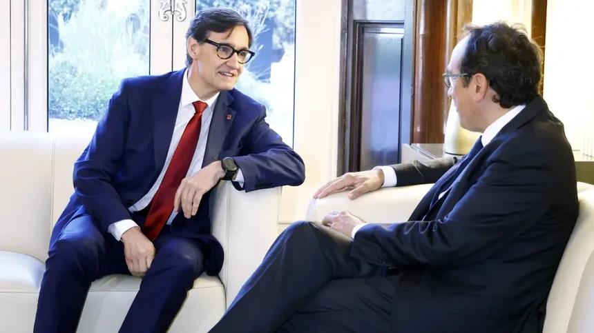 Salvador Illa, à esquerda na foto, pode ser investido como novo presidente do governo da Catalunha
