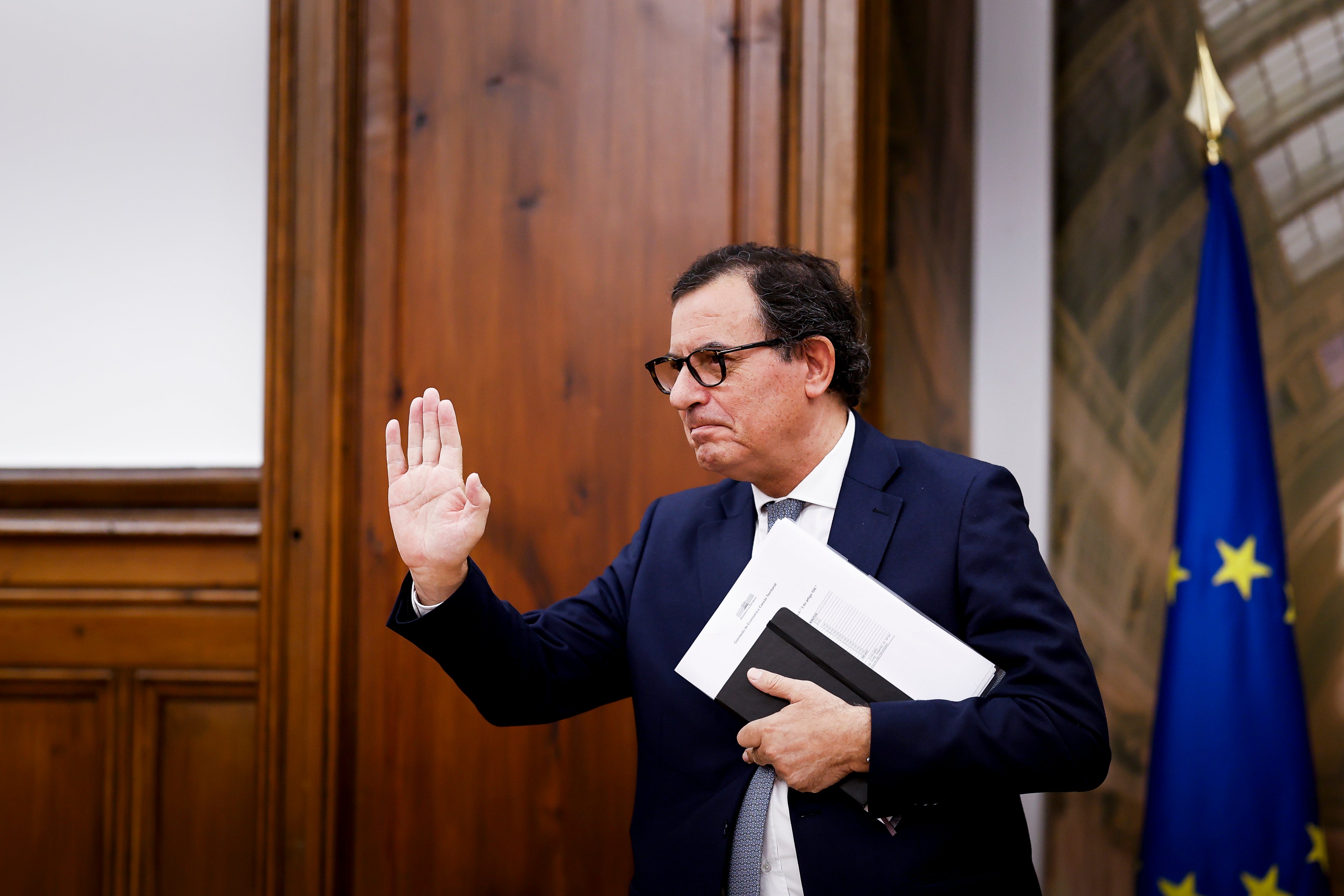 Ministro da Economia pede aos portugueses para evitar consumir combustíveis sempre que possível