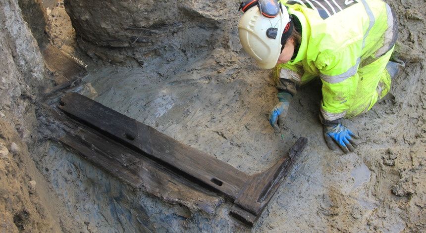 Londres. Leito funerário com cerca de 2000 anos terá sido enterrado na sepultura para que o falecido pudesse usá-lo na vida após a morte 
