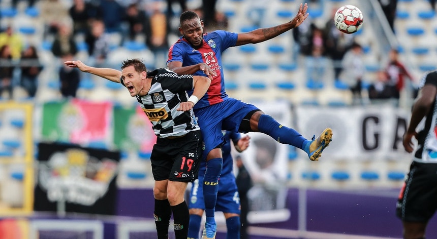 O jogador do Desportivo de Chaves Medina disputa a bola com o jogador do Boavista Stojiljkovic
