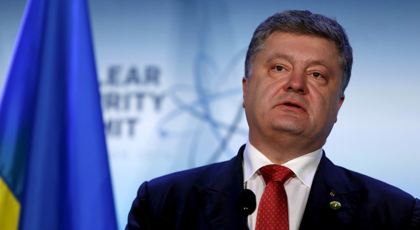 Com o nome envolvido no escândalo, o Presidente da Ucrânia, Petro Poroshenko, afiança que não foi violada qualquer lei
