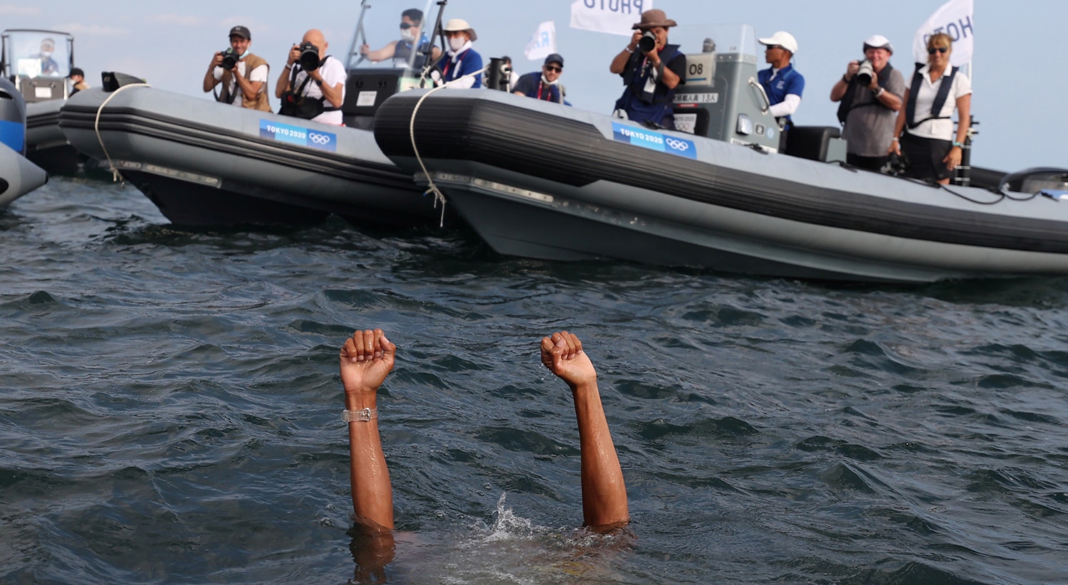  Kiran Badloe, Pa&iacute;ses Baixos, atirou-se &agrave; &aacute;gua para celebrar a conquista do ouro ap&oacute;s a corrida de Vela - RS:X masculino.| Foto: Ivan Alvarado - Reuters 