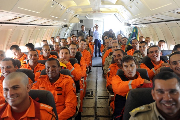  Com a satisfa&ccedil;&atilde;o de quem vai ajudar o pr&oacute;ximo estes volunt&aacute;rios brasileiros de imediato responderam presente 