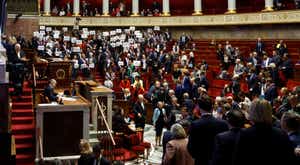 França. Rejeitadas as duas moções de censura ao Governo