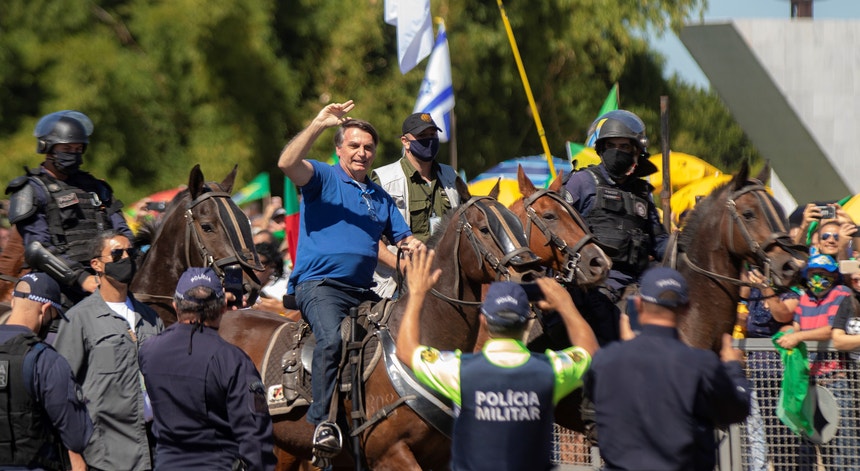 Indiferente aos perigos da pandemia Bolsonaro passeou a cavalo entre os seus apoiantes

