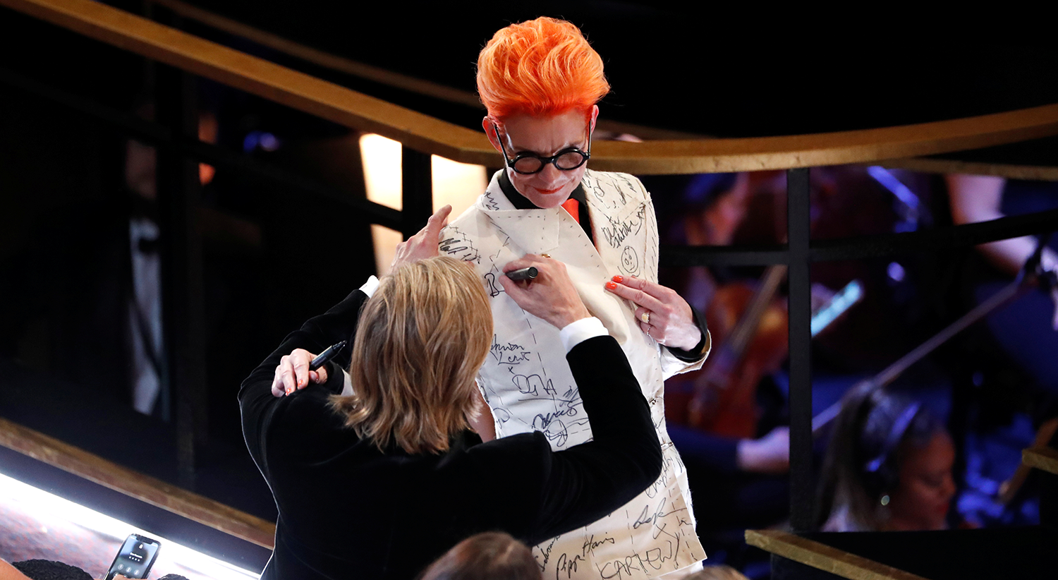  Sandy Powell autografado por Brad Pitt / Mario Anzuoni  - Reutes 