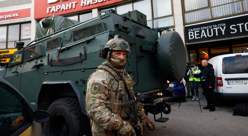 Imagem de Suspeito abatido. Tiroteio em Kiev faz pelo menos cinco mortos