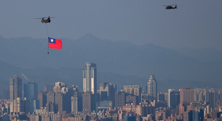 Um helicóptero militar CH-47 transporta uma bandeira de Taiwan sobre Taipé durante os ensaios para as celebrações do Dia Nacional - celebrado a 10 de outubro

