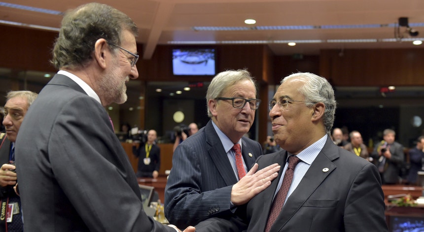 O presidente da Comissão Europeia, Jean-Claude Juncker, a cumprimentar os primeiros-ministros de Portugal e Espanha no Conselho Europeu de dezembro de 2015
