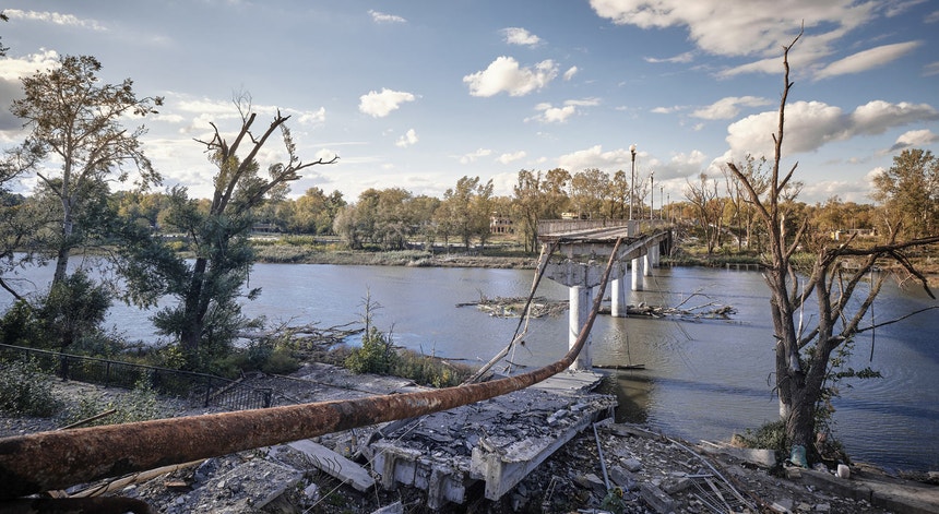 Ponte danificada perto de Sviatohirsk Lavra na cidade de Sviatohirsk reconquistada pelas forças ucranianas. 
