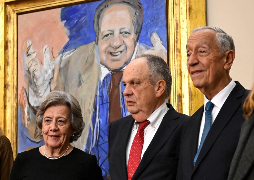 Imagem relacionada com a notícia: O presidente Marcelo Rebelo de Sousa com Isabel e João, os filhos de Mário Soares.
