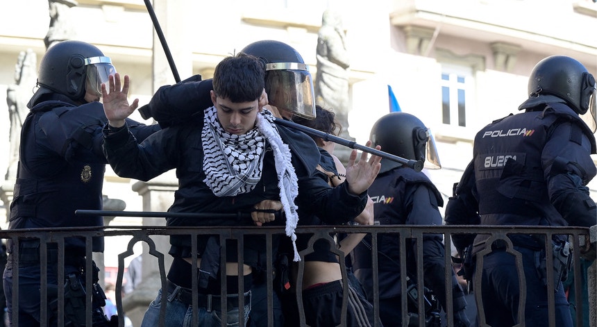 Carga policial sobre manifestantes anti-Vox faz vários feridos na Galiza