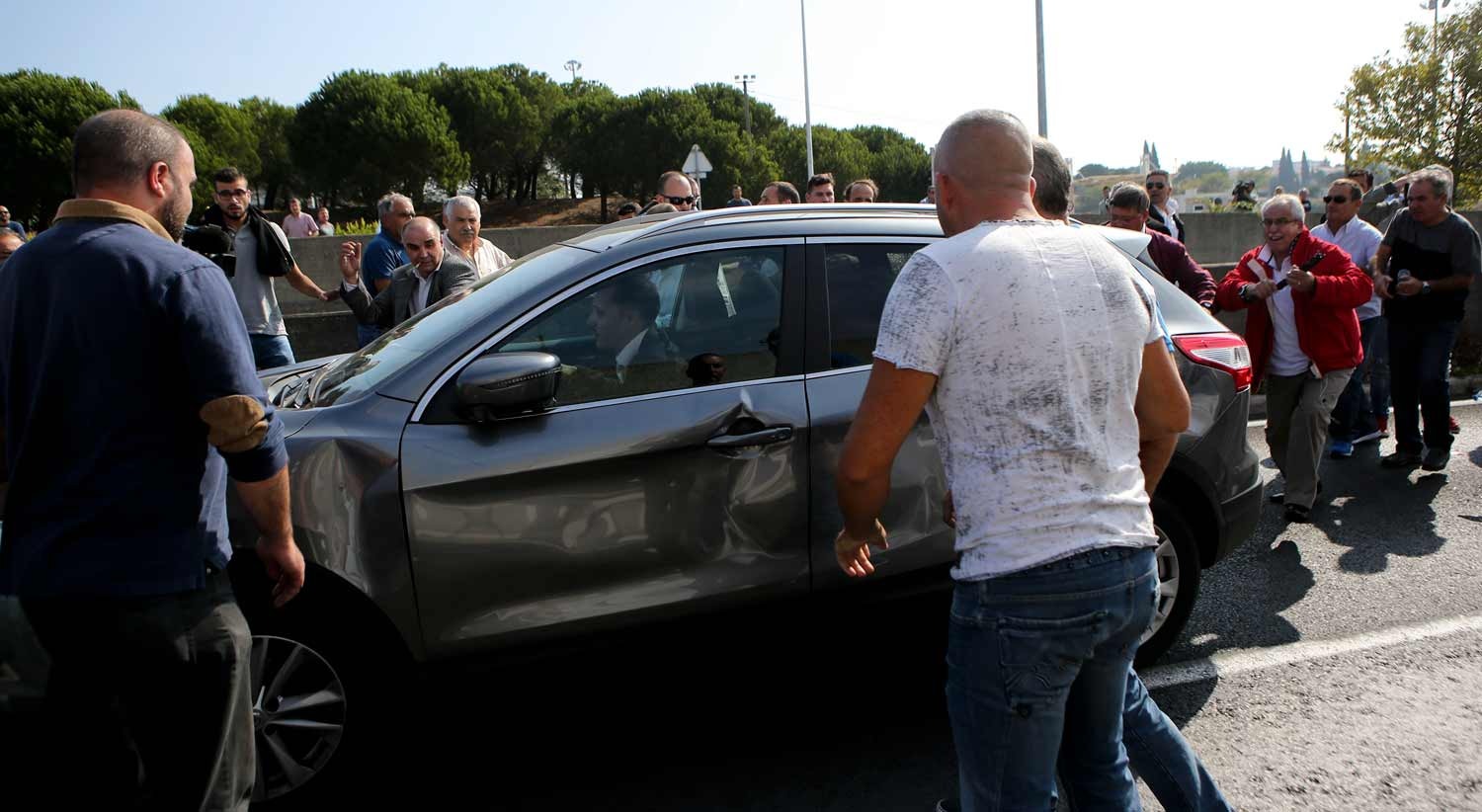  Taxistas vandalizam um ve&iacute;culo conduzido por um motorista da Uber  /  Miguel A. Lopes - Lusa 