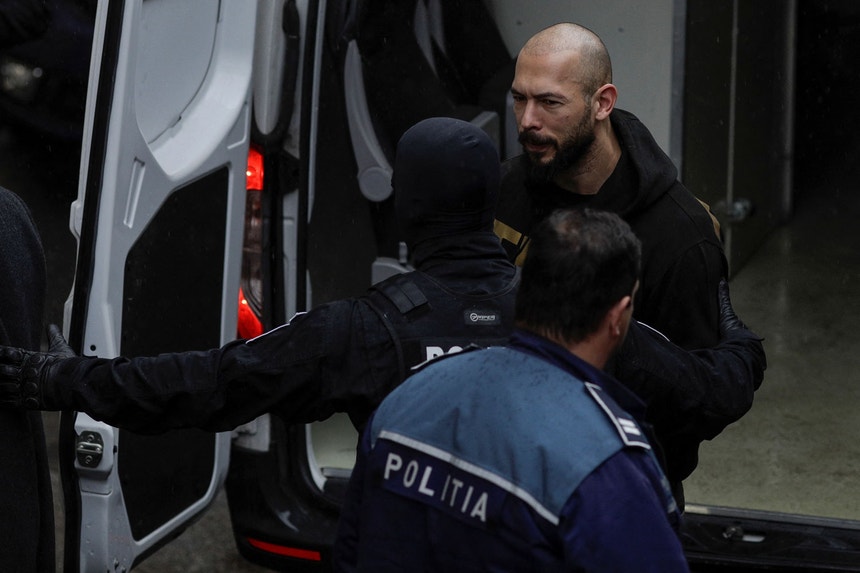 Andrew Tate à chegada ao tribunal de Bucareste após um pedido de extradição do Reino Unido
