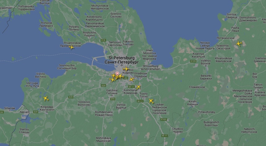 Imagem do Flightradar24 após o levantamento da suspensão de voos no aeroporto de Pulkovo, em São Petersburgo. 
