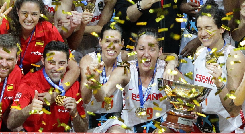 A seleção espanhola conquistou o título europeu feminino após uma vitória clara sobre a França
