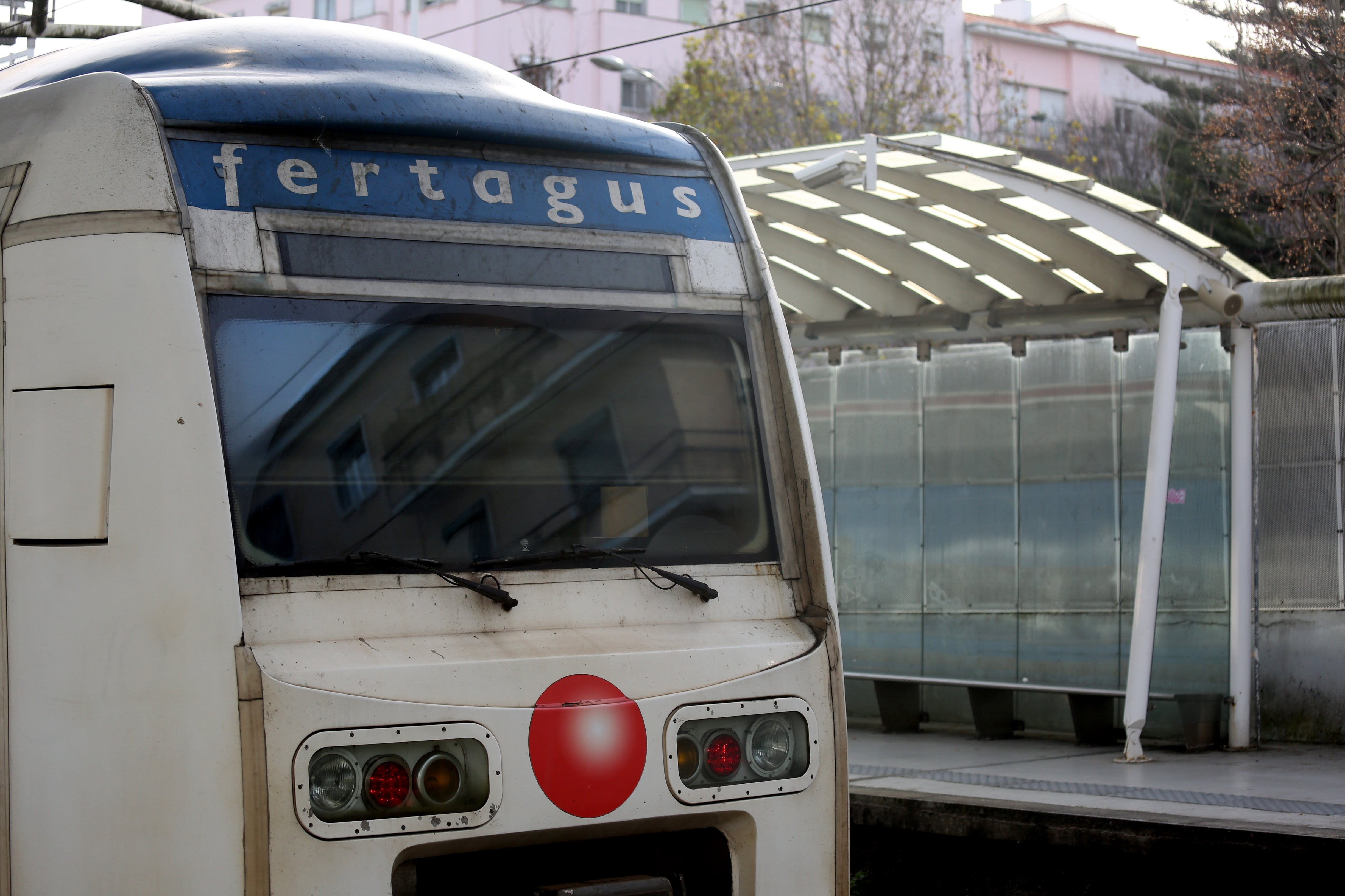 'Little has changed'. Mayor of Seixal returns to Fertagus and criticises 'inhumane' train journey