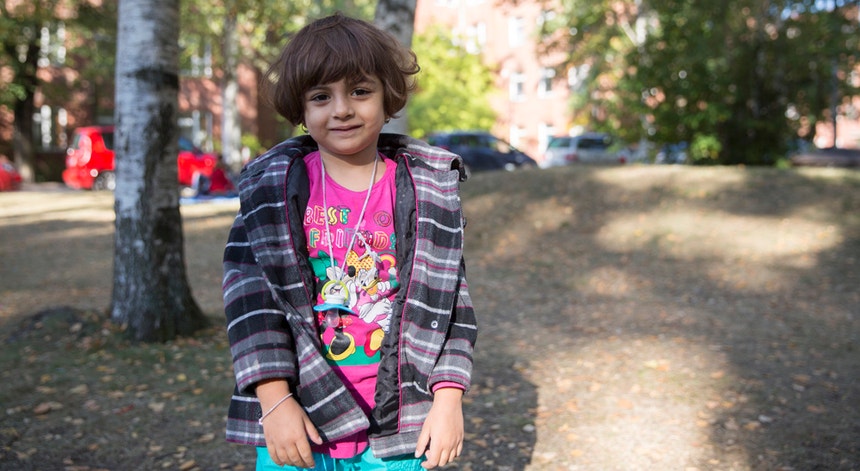 Uma menina síria espera num parque de Berlim a sua vez de ser registada no centro de registos LaGeSo. A ACNUR diz que, do mais de meio milhão de refugiados já registados na Europa, 18 por cento são crianças.
