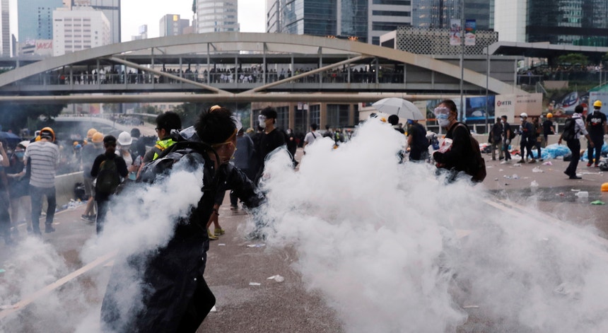 De forma a dispersar os manifestantes, que já enfrentavam as autoridades com guarda-chuvas e garrafas de plástico, as autoridades começaram a disparar balas de borracha e a usar gás pimenta
