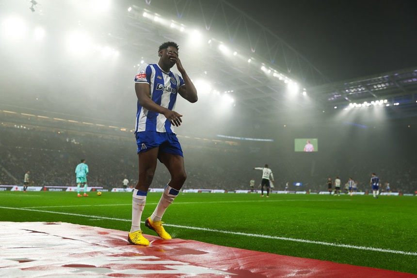 Avançado do FC Porto Samu evolui para treino integrado condicionado