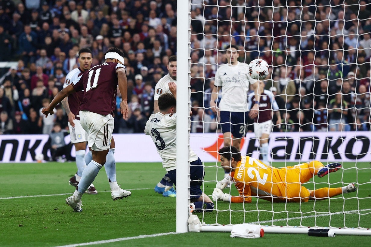 Aston Villa na final ao golear Nottingham de Vítor Pereira