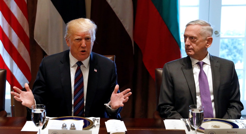 Donald Trump com o secretário da Defesa Jim Mattis em 2018
