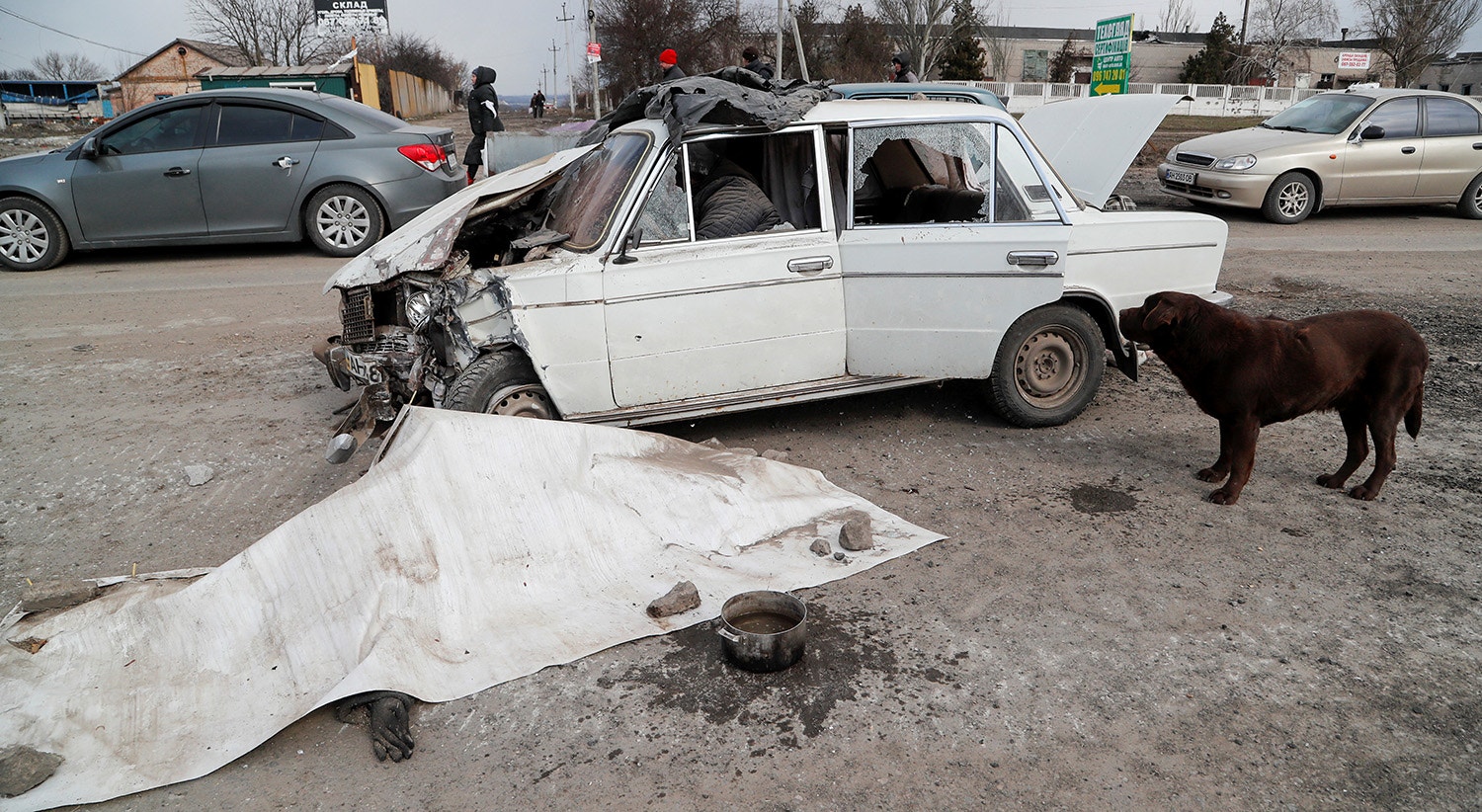  Os habitantes de Mariupol abandoam a cidade, para tr&aacute;s ficam os corpos dos que n&atilde;o sobreviveram ao conflito. | Foto: Alexander Ermochenko - Reuters 