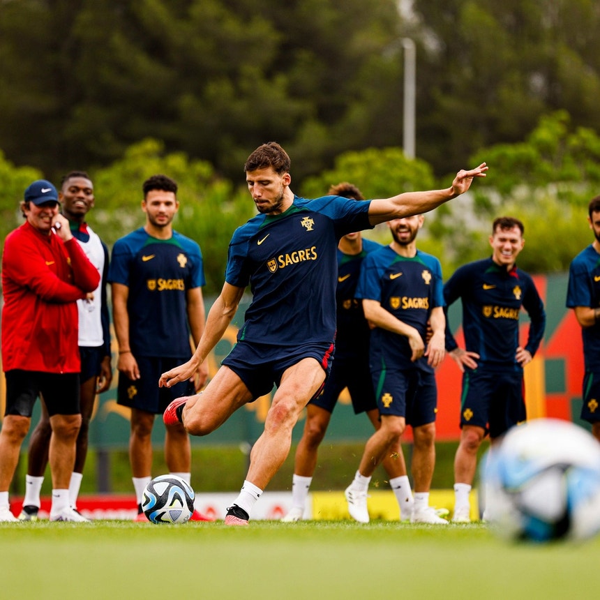 Os futebolistas portugueses preparam o jogo com os eslovacos
