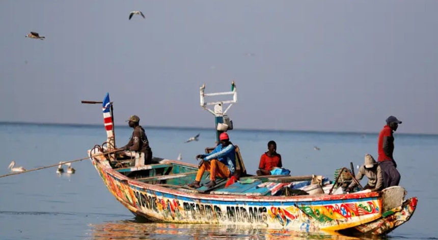 Rescate en Cabo Verde.  Al menos sesenta y tres personas mueren de hambre en una canoa