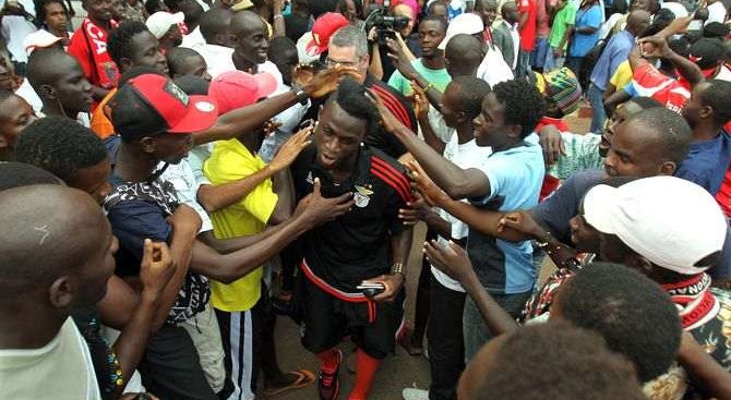 GB - Benfica causa euforia em Bissau