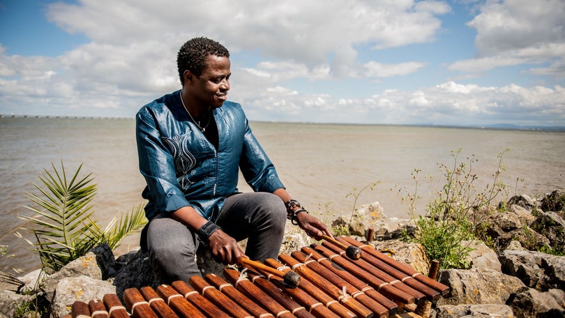 Imagem de A RDP África apresenta em exclusivo 5ªfeira o novo disco de kimi Djabaté “Dindin”