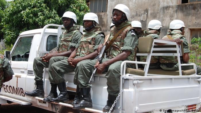 Imagem de Contingente militar da CDEAO chega a Bissau