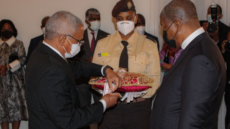Imagem de Presidente João Lourenço condecorado com grau Amilcar Cabral