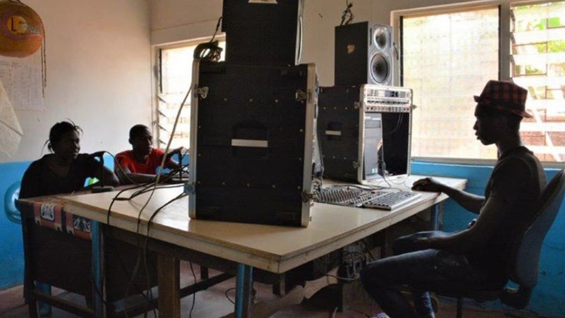 Imagem de Governo guinieense cancela licenças de radiodifusão