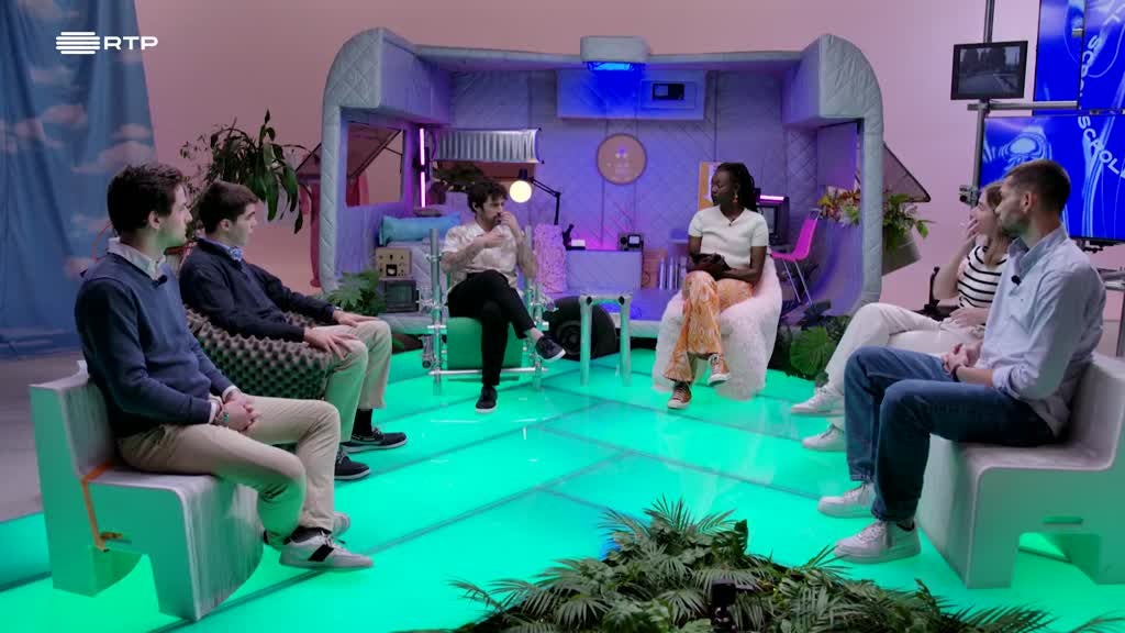 Imagem de Scroll - "Bling Bling": Dinheiro e Literacia Financeira