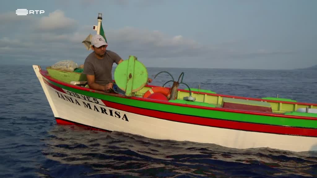 Imagem de Entre o Mar e a Terra - Da Ilha das Fajãs, Um Pico de Esperança