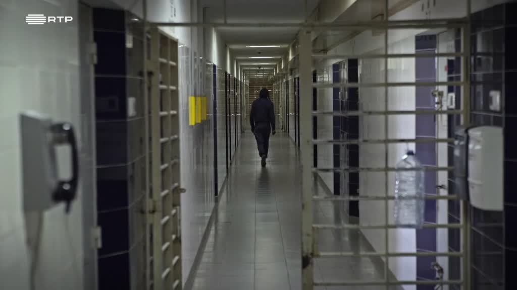 Imagem de Fechado - Preciso de Ir Lá Fora