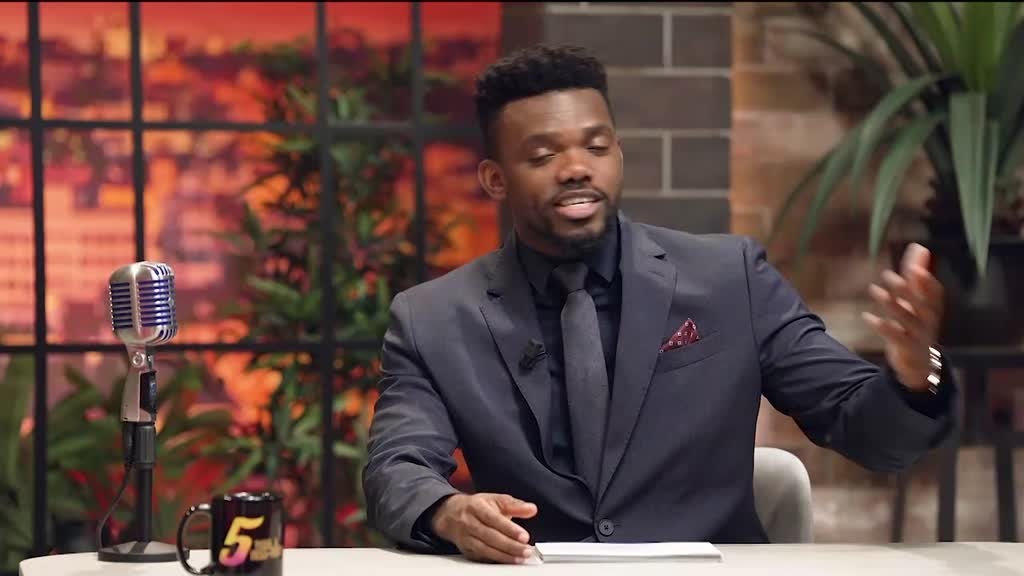 Imagem de 5 Para a Meia-Noite - Valter Hugo Mãe, Mafalda Creative, Rui Silva, Leo Middea