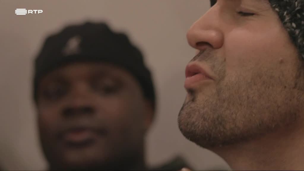 Imagem de MPB - Música Portuguesa Brasileira - Influências do fado e da música cabo-verdiana.