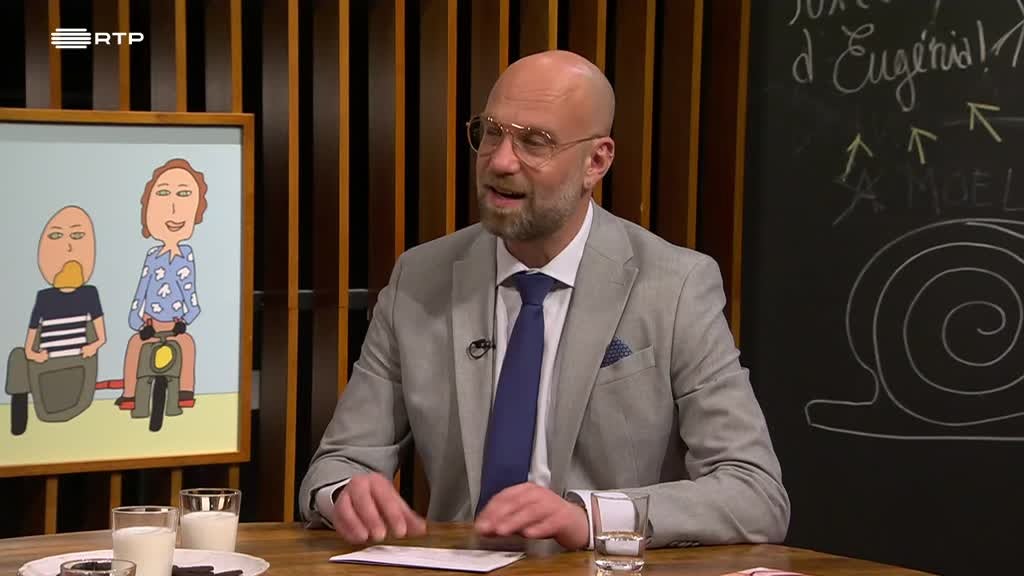 Imagem de Duas Pessoas a Fazer Televisão - Neste episódio vamos prever o futuro e rever o passado, num programa que é uma prova de amor à RTP