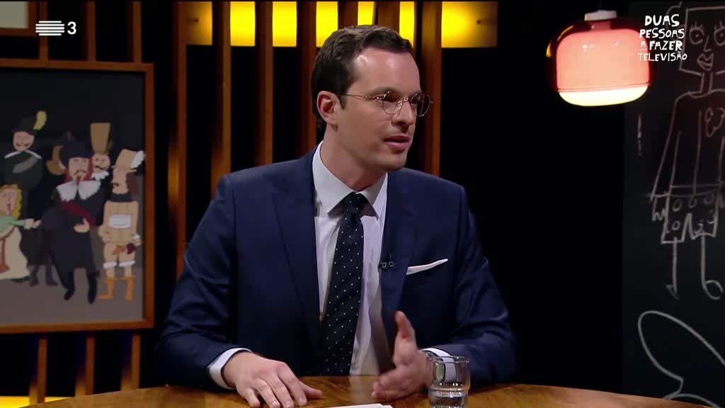 Imagem de Duas Pessoas a Fazer Televisão