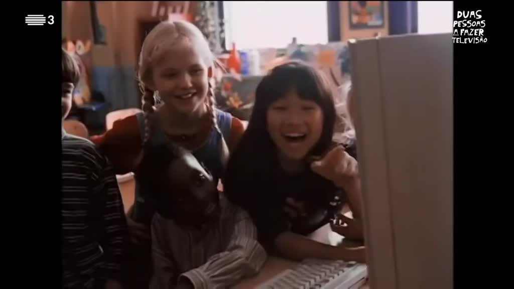 Imagem de Duas Pessoas a Fazer Televisão - Neste episódio vamos ver ruínas, gente a voar, vidas incríveis, dormir bem e vamos bater o recorde da maior feijoada.