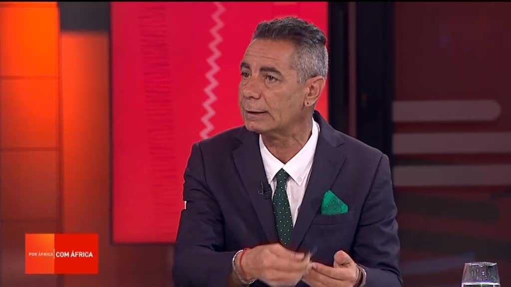 Imagem de Por África - Com África - O Que Atrasa o Arranque do Desenvolvimento Africano?