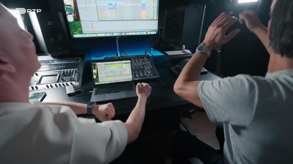 Imagem de Alguém Tem de o Fazer - DJ & Perfumista