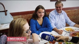 Imagem de � Mesa com Elas