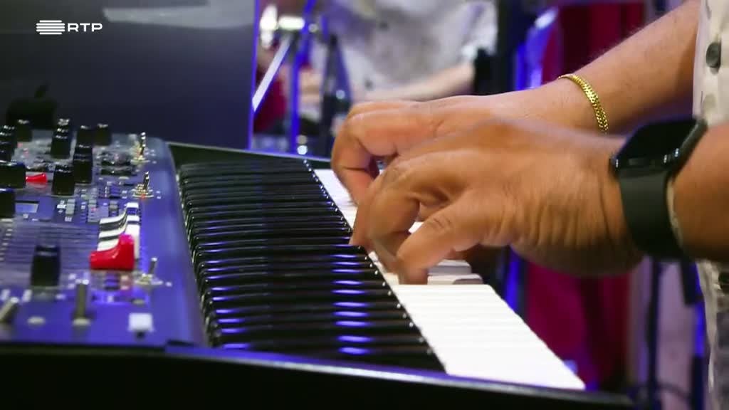 Imagem de Miradouro da Lua - Momentos Musicais - Gari Sinedima, Eddy Tussa, Gui Aly, Zé Renato, Hilar, Leo Príncipe, Rahiz, Scardinni, Alice, Lobo Levy, Chelsea Dinorath, Carmen Souza, Criss Calisto, Kiara Tima e Dany Silva abrilhantam esta edição.