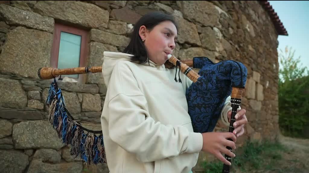 Imagem de Outras Histórias - O Homem dos Muitos Instrumentos, O Último Ferreiro de Uva